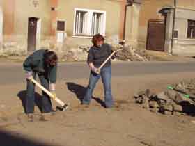 Studentky oboru soci�ln� asistence z n�meck�ho Kasselu pom�haj� v camphillu (b�ezen 2003) <br />
